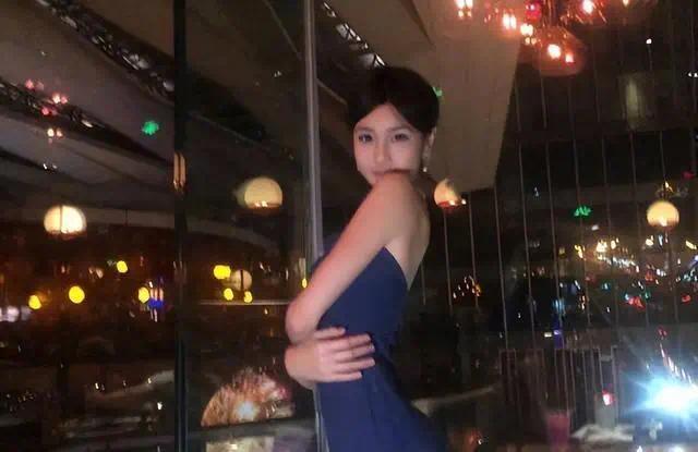 露背造型引热议，钟丽缇女儿考拉怼网友：对不起啊，我长的不够像你眼中的14岁