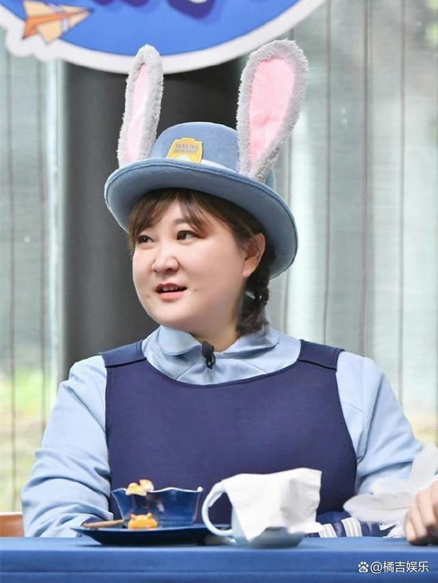 贾玲首秀亮相六公主直播爆料新电影幕后故事