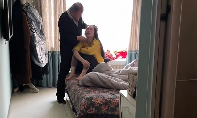 爸爸安慰因有根白发哭泣的妈妈 网友：爸爸头发都快没了还在安慰妈妈