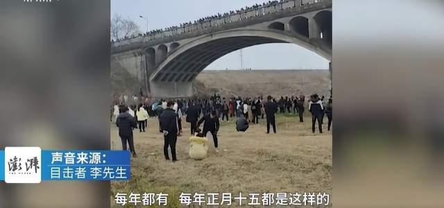 元宵节湖北多人桥上扔百元大钞 官方：是当地的风俗，讨个腰不疼的彩头