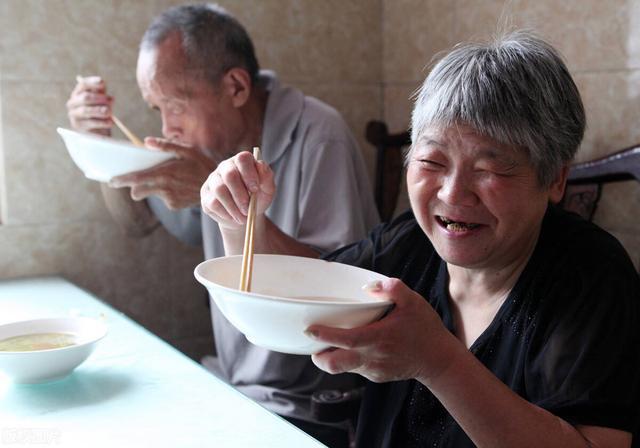 建议中老年人，少吃面条和稀饭，多吃这3种食物，精力充沛一整天