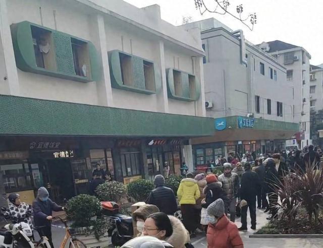 上海一饭堂发生情杀案致2人死亡：当地警方正在调查 涉事饭堂已停业