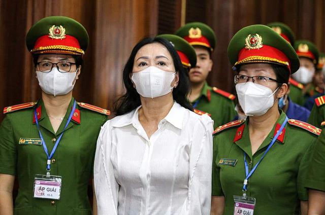 越南女首富涉巨额贪腐出庭受审 越媒：罪名若成立恐面临监禁甚至死刑
