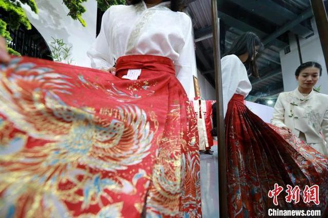 山东曹县马面裙:意在全球，年销售额超70亿元