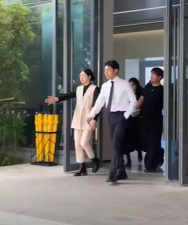 网友偶遇撒贝宁带龙凤胎出行儿子更像撒贝宁2