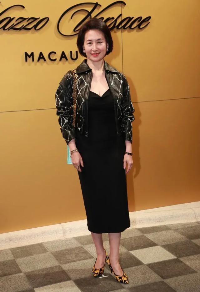 接着,何猷君携太太奚梦瑶以及妹妹何超欣组成了一个"小团队",合影留念