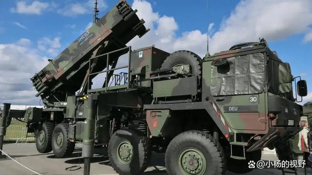 当时卡扎菲把坦克,装甲车都开到了市区,如果法国扔正常的炸弹,那么