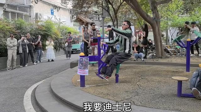 实探因MV走红的成都玉林七巷 年轻人们聚拢在此高喊：我要diss你