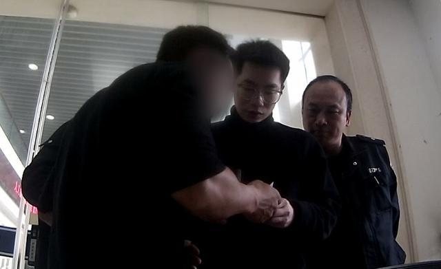 男子被骗共享屏幕后冲进派出所求助 网友称曾订完机票就被获取了行程信息进行诈骗