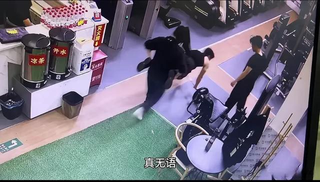 男子在健身房练滚轮被陌生人开走，网友要笑疯了
