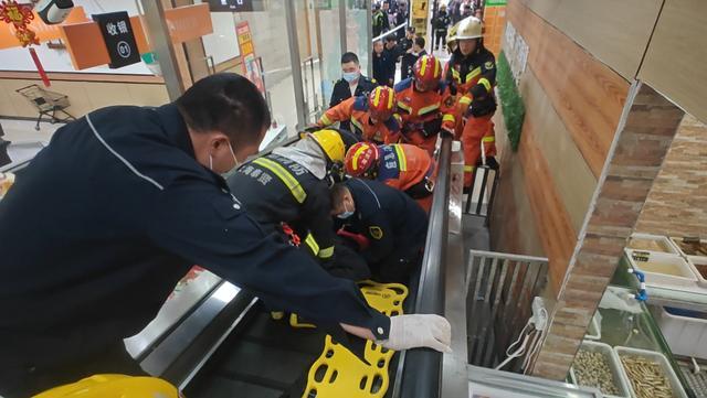 上海被卡扶梯女子明天或将手术 ICU观察待血浆到位确定方案