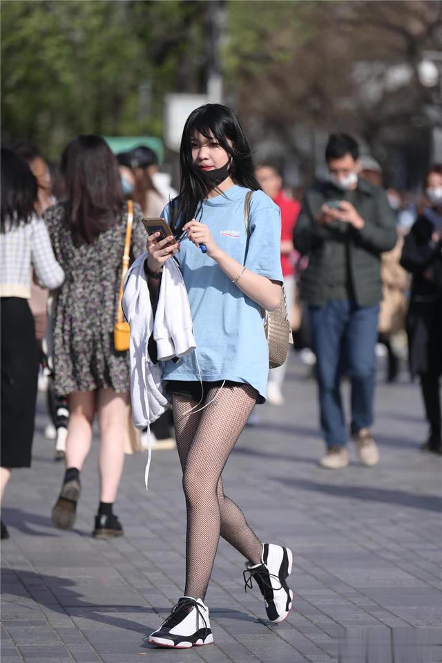 超薄黑色丝袜搭配运动鞋既时尚又不失舒适简约风尚演绎