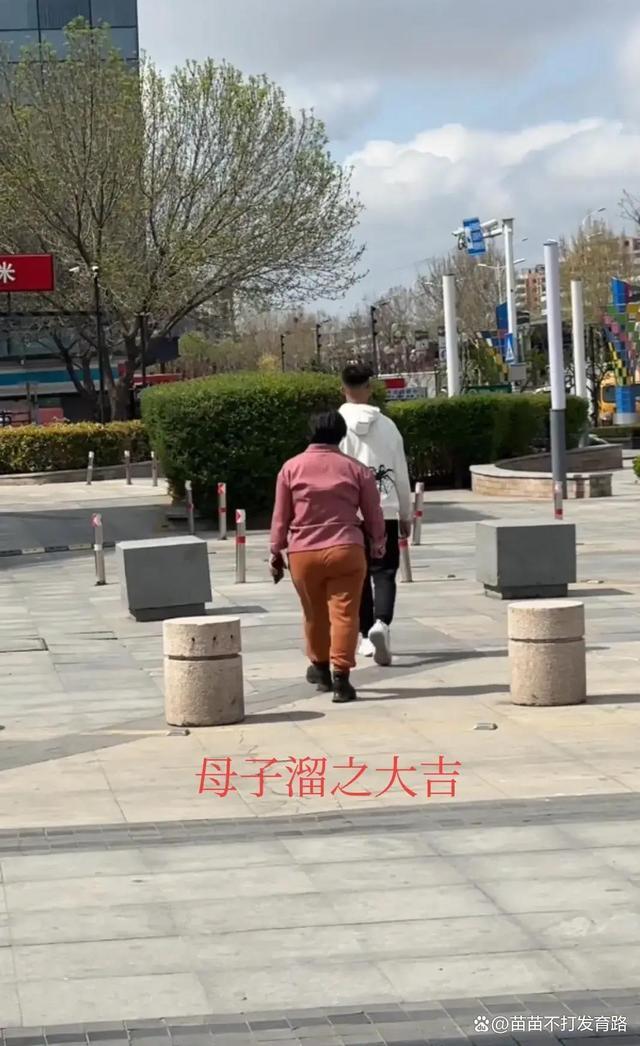 孩子理发138元妈妈嫌太贵只愿付24 剪发风波引热议