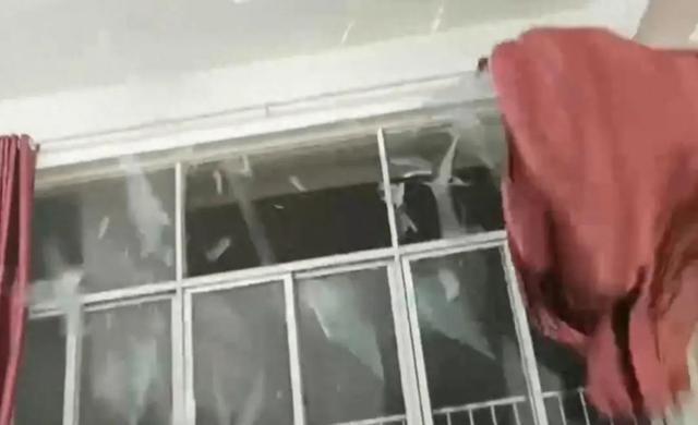 江西暴雨致教室玻璃爆裂 有学生受伤