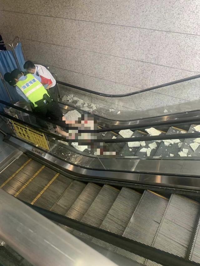 重庆地铁站石砖脱落砸中孕妇 抢救中的母子命运牵动人心
