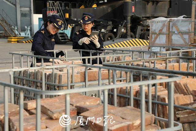 出口货物中夹藏2068块红砖被查：清代文物偷渡出境