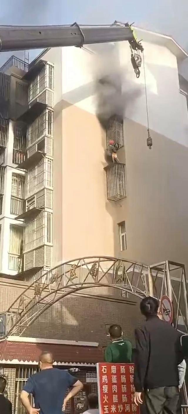 男子爬吊车救被困5楼火场小孩