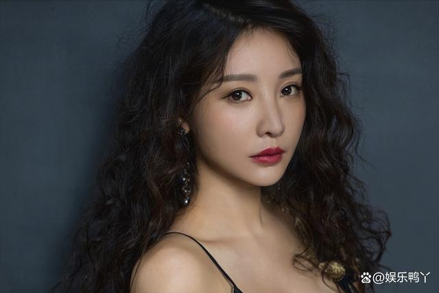 柳岩禁欲系全黑造型 曼妙身姿展独特品味