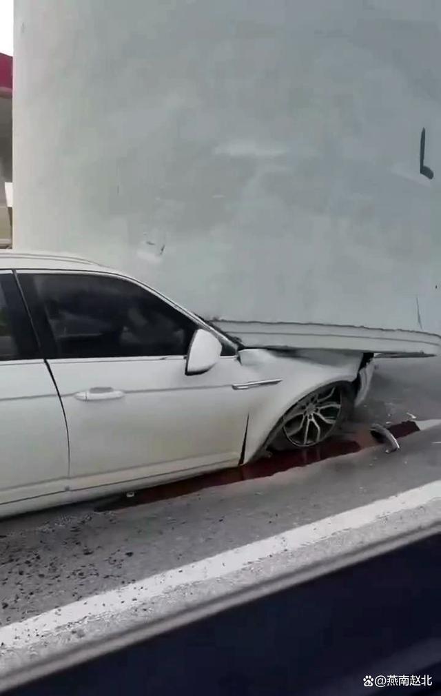 货车水泥管掉落砸中轿车致1死1伤 惊魂瞬间曝光！