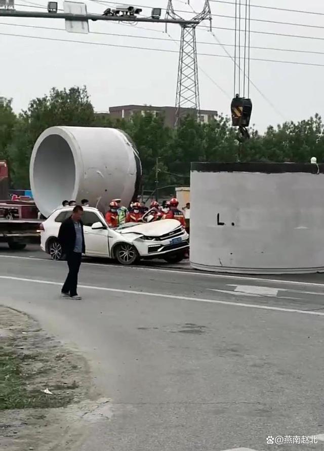 货车水泥管掉落砸中轿车致1死1伤 惊魂瞬间曝光！