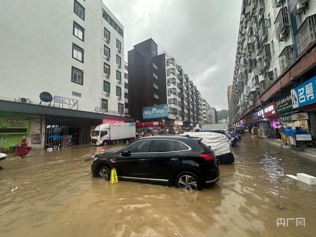 深圳暴雨街道被淹 多地升级暴雨红色预警