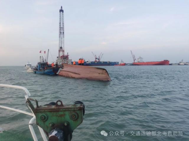 渔船翻扣渔民被困救援人员潜水救援