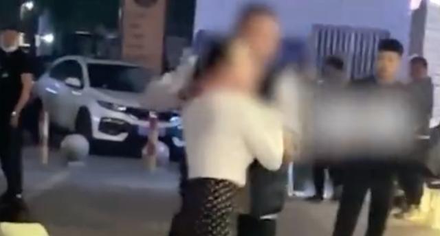 男子烧烤店前踢打女子 有人劝阻被掐脖 警方已介入调查