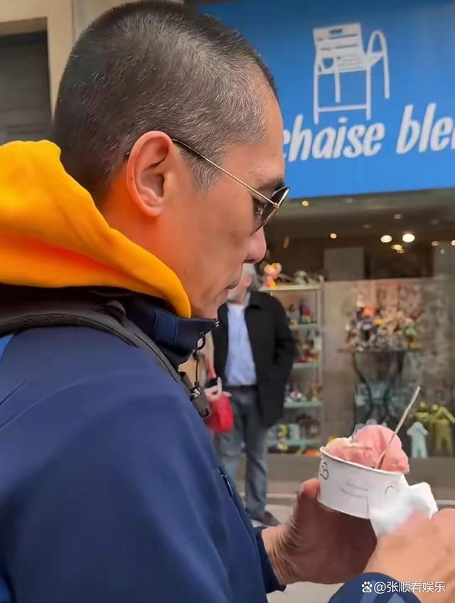 刘嘉玲夫妇国外度假，61岁梁朝伟留寸头吃冰淇淋！
