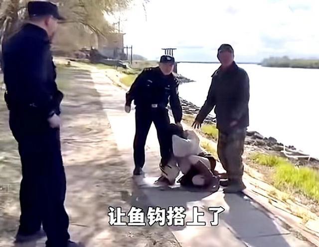 情侣恋爱遭父母反对跳江殉情，女生被钓鱼大爷救起，男生下落不明 悲剧引发深思