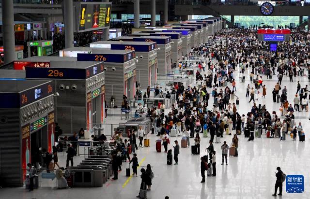 低估了五一堵车的程度 堵在了高速耽误了高铁崩溃