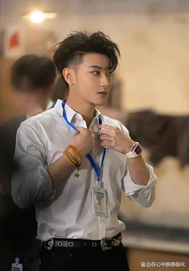 黄子韬抓住徐艺洋的手 真恋情还是炒作?