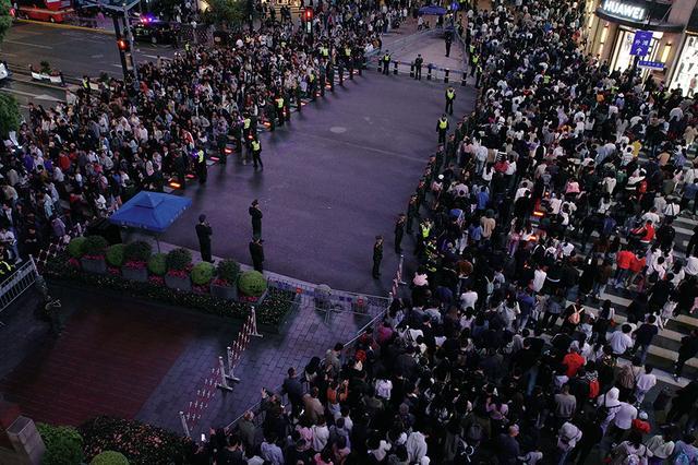 上海外滩5月1日累计客流超57万人次 节日安全有序应对大客流挑战