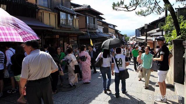 日媒:由于日元贬值，大量中国游客在日本爆买奢侈品 日元疲软下的购物盛宴