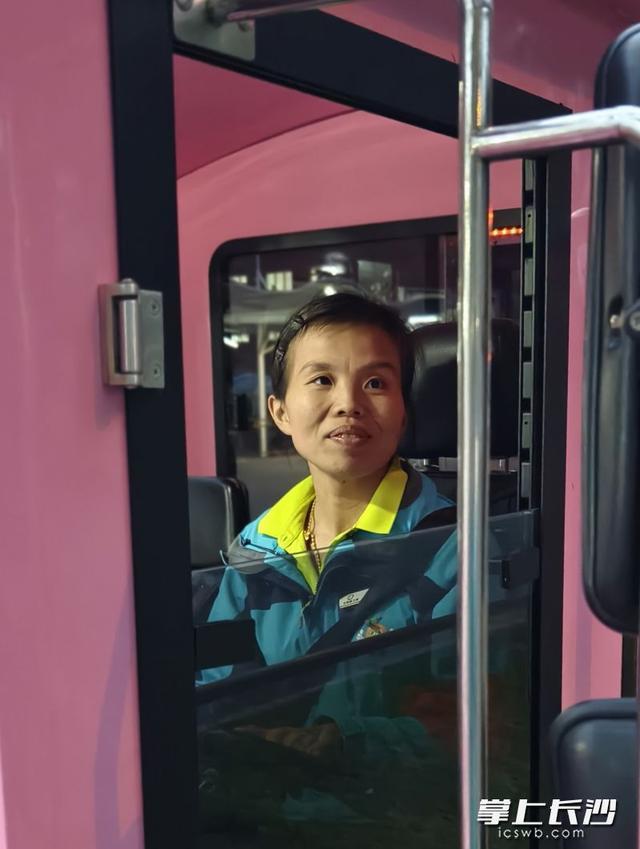 男子景区丢手机工作人员仗义借600 游客千里还款表谢意