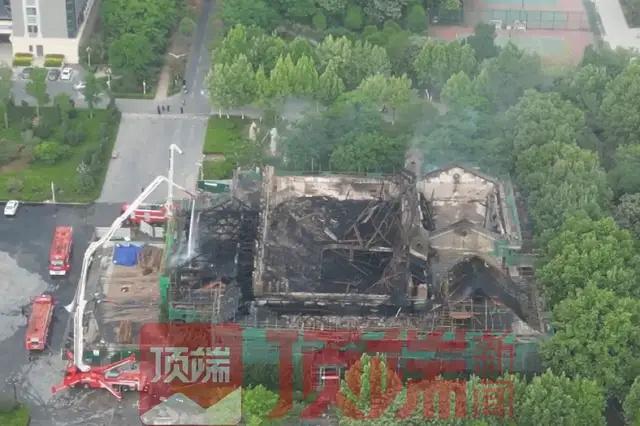 河南大学大礼堂着火后房顶基本坍塌