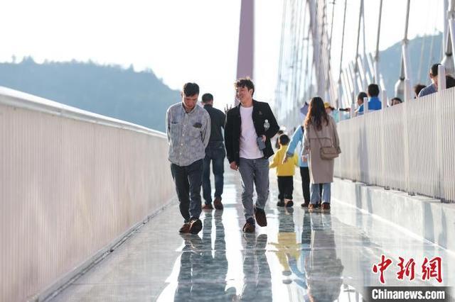 五一假期贵州龙里河大桥引游人 玻璃步道成亮点
