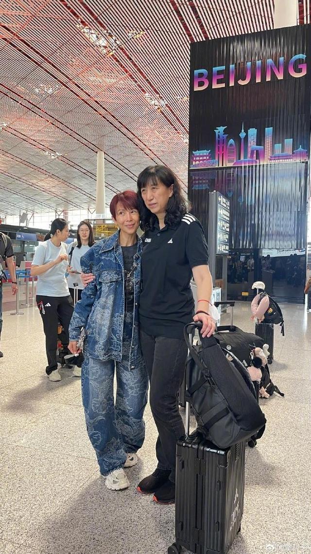蔡少芬机场偶遇中国女排 明星秒变小迷妹，同框画面引热议