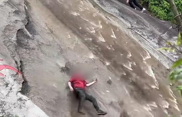 游客被困瀑布旁 男子救人不慎滑落 无人伤 景区警示攀爬危险