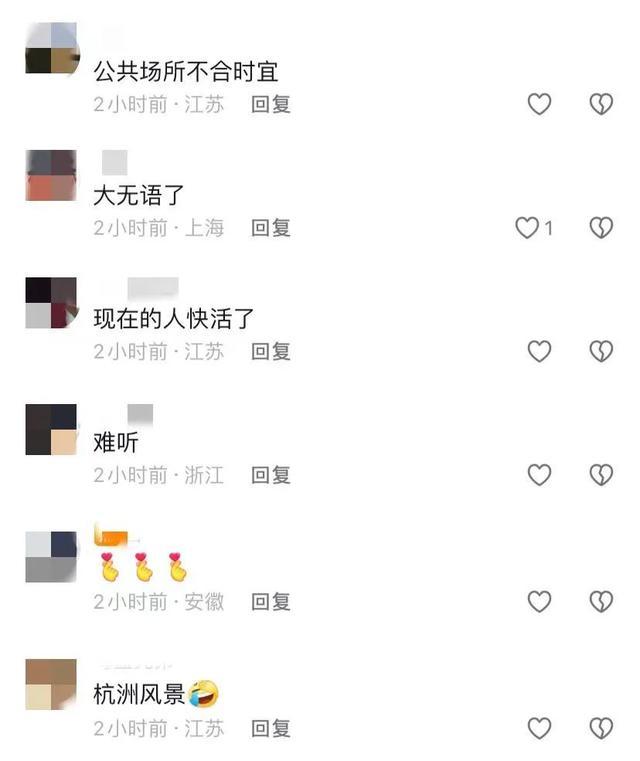 大妈地铁上拿麦克风放声高唱