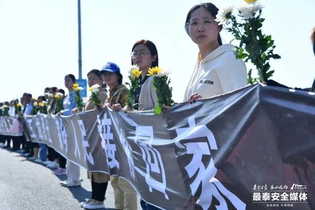 跳河救人英雄王龙返乡安葬 村民夹道送行，英雄魂归故里