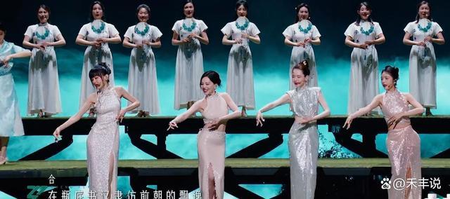 戚薇组《青花瓷》国风舞台诗意唯美 舞蹈整齐成焦点