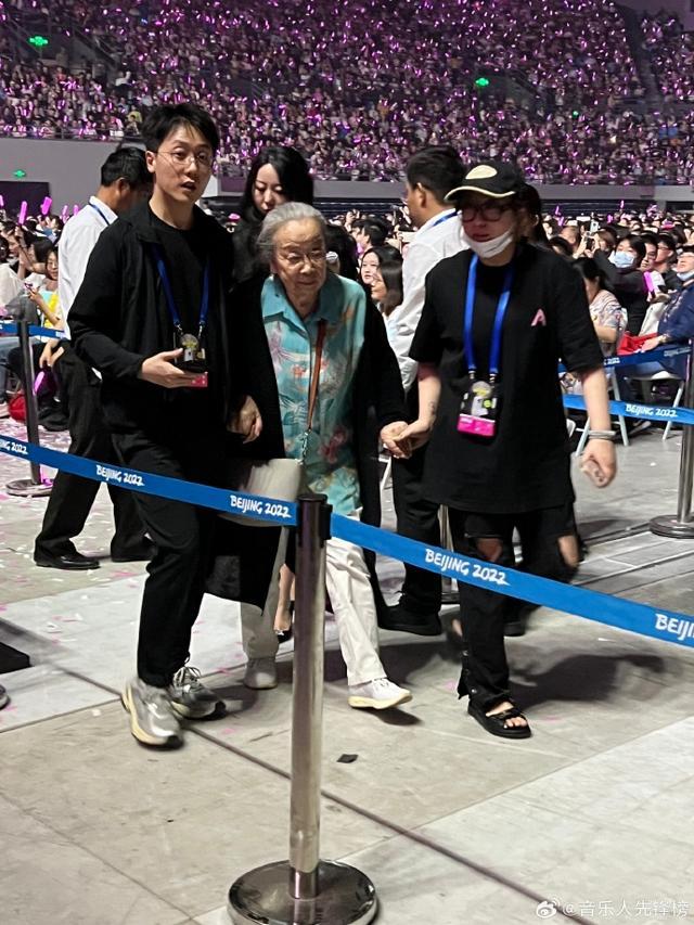 容嬷嬷来看五阿哥了！88岁李明启现身苏有朋演唱会，梦回还珠