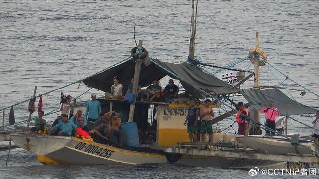 菲律宾多艘船只在我黄岩岛邻近海域非法聚集 中国海警依法现场管制