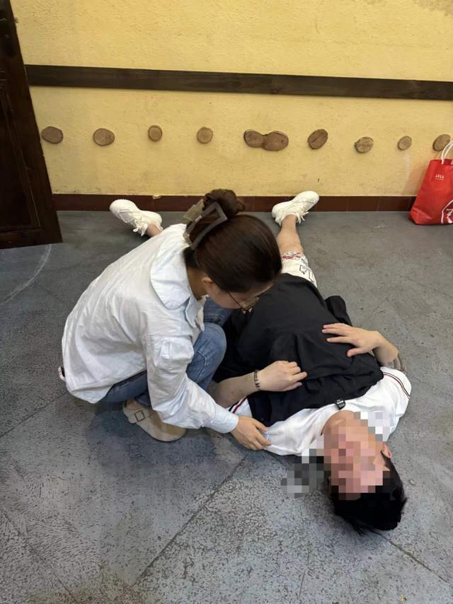 女子呼吸心跳骤停护士跪上担架奋力按压 游客餐馆险丧命，天使出手化险为夷