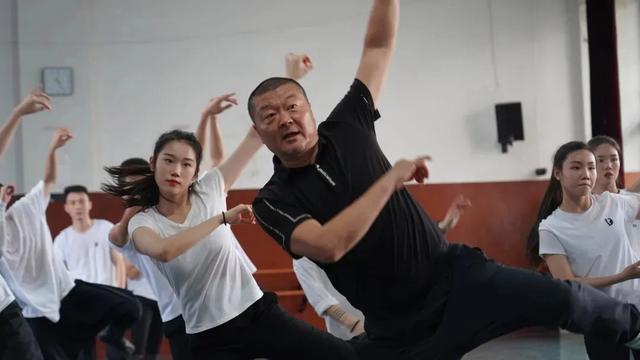朝鲜族院长回应与学生共跳蒙古舞走红 铁汉柔情舞动魂魄