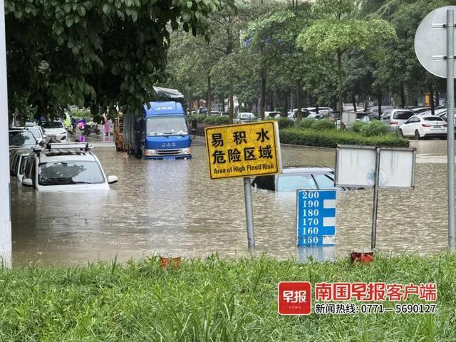 南宁遭暴雨侵袭多车被淹