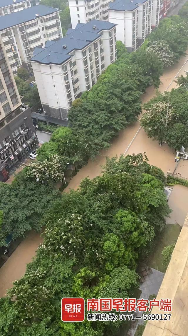 南宁遭暴雨侵袭多车被淹 红色预警下的城市困境