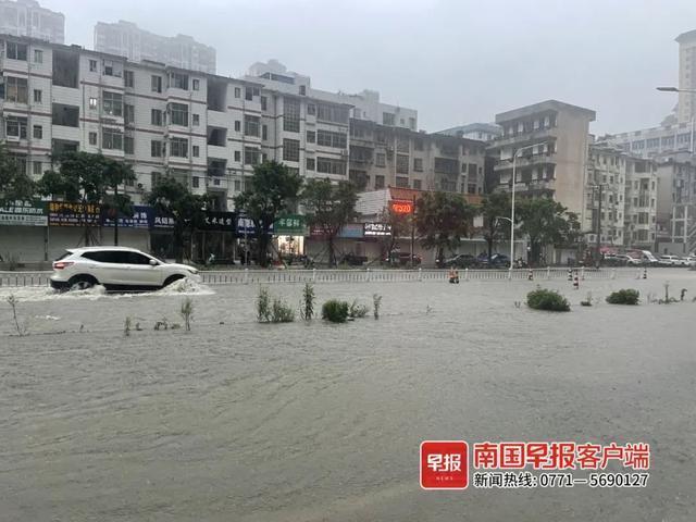 南宁暴雨多辆车被淹 特大暴雨致多地积水严重