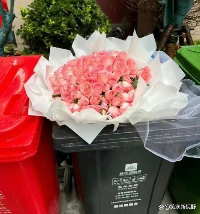 520垃圾桶变花桶 网友调侃：今晚相约捡鲜花去吗？