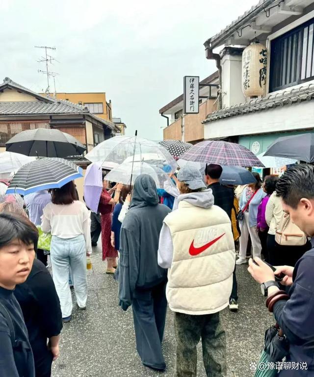 日本偶遇比伯海莉度假 雨中甜蜜游东京